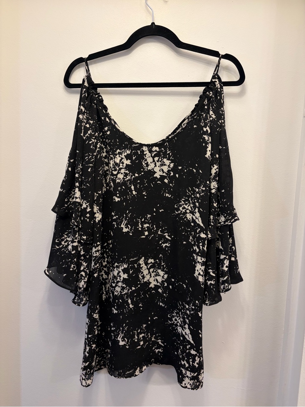 Parker Cocktail Dress Womens XS Black Cream Cold Shoulder Flutter Sleeve Mini - Picture 8 of 11